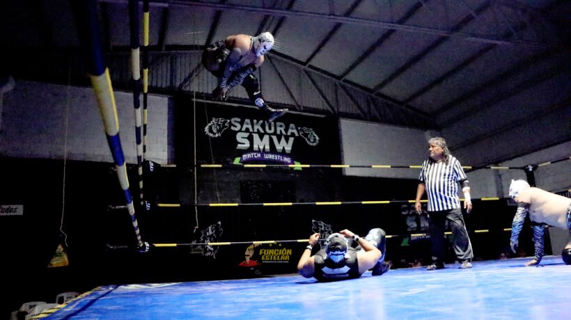 Caos y conflicto en la lucha estelar de la función de Sakura Match Westrling